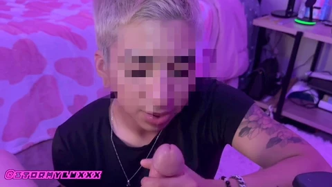 Stormy Buns es venerada por su gran trasero en un escenario de pareja trans.