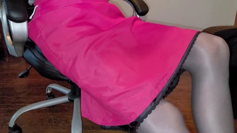 Travesti inexpérimenté en jupe crayon rose et demi-glissière en satin noir
