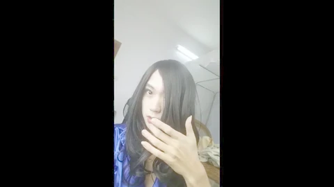 Un asiático crossdresser se complace a sí mismo