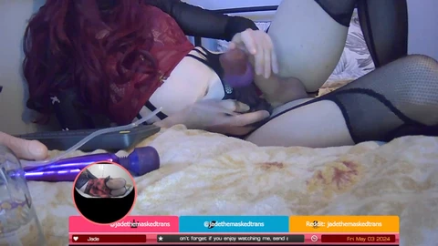 Une mignonne camgirl amateur rousse aime jouer avec sa verge et chevauche un gros jouet jusqu'à l'orgasme