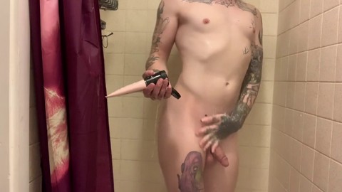 Las lesbianas transgénero disfrutan de la masturbación en la ducha juntas