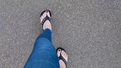 Ein solo Amateur-Crossdresser genießt eine sexy Fußsession