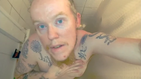 Hombre trans Ftm disfruta de una masturbación lenta en la ducha a cámara lenta con un final de eyaculación
