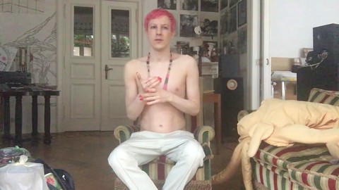 Travesti con gran polla domina en una acción BDSM