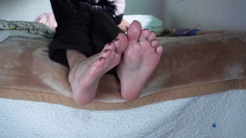 Transexual domina con los pies, chica trans se complace a sí misma