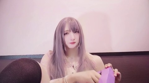 La T-girl lo recibe por detrás mientras se complace