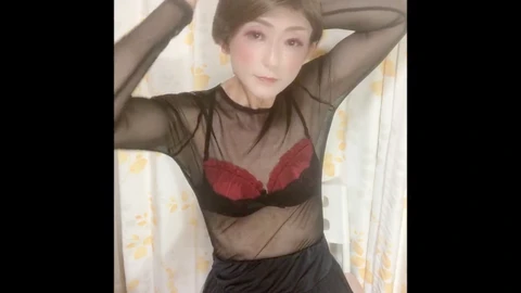 Chinesische Crossdresser masturbiert mit Spielzeug