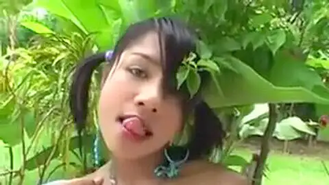 Der thailändische Ladyboy Gold posiert und zeigt ihren Schwanz vor einer Kamera