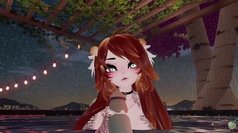 Una novata en el anime transgénero le hace una felación a un desconocido junto a la piscina en VRChat.
