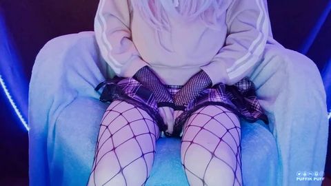 La trans emo provoca con los pies y una vista de upskirt