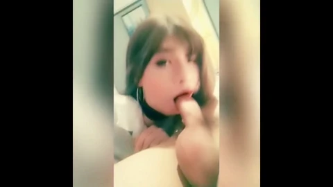 Une travestie asiatique en bas donne un footjob et suce une bite en se faisant défoncer