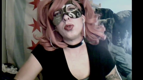 Spectacle de webcam de travesti avec jouets sexy et plaisir en solitaire